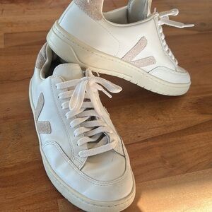 Veja V-12 Sneakers - size 39